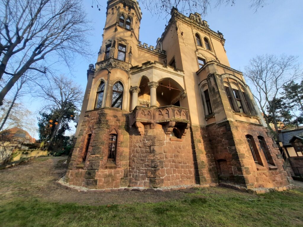 Westliche Außenansicht des Stadtschlosses Halle mit Turm und Balkon