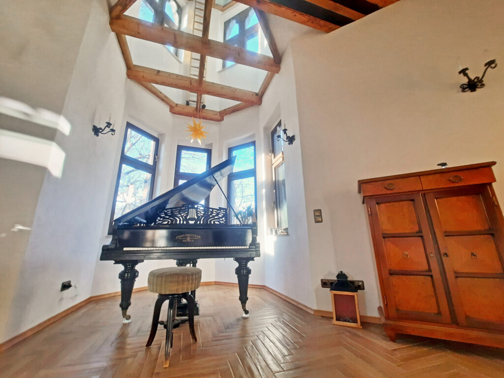 Erker der Filmwohnung mit Glasboden und historischem Flügel